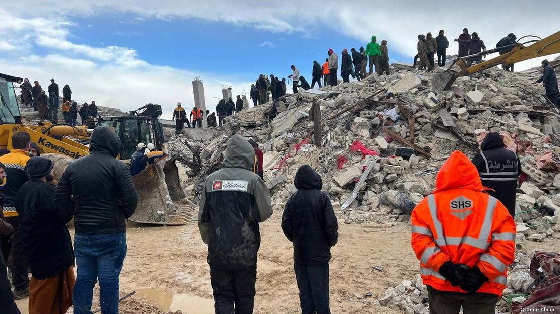 Depremlerin ardından İdlib bölgesindeki Sarmada kentinde arama kurtarma çalışmaları - (06.02.2023)