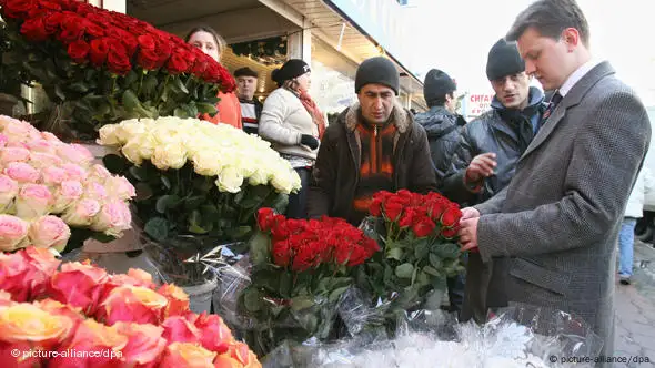 Männer kaufen Blumen an einem Stand in Moskau (Foto: picture-alliance/dpa)