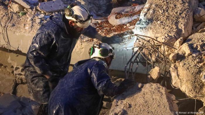 عناصر الدفاع المدني من منظمة الخوذ البيضاء تبحث عن مفقودين تحت الأنقاض في محافظة إدلب