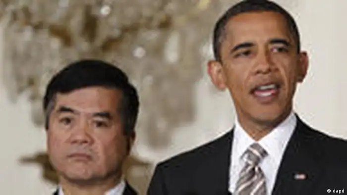 In this Aug. 11, 2010, photo, President Barack Obama speaks as Commerce Secretary Gary Locke listens before he signs the Manufacturing Enhancement Act of 2010 in the East Room of the White House in Washington. A senior administration official says Obama plans to nominate Locke to be the next U.S. ambassador to China. (Foto:Charles Dharapak/AP/dapd)