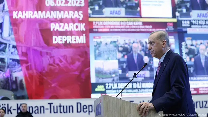 الرئيس أردوغان يزور مركز تنسيق الطوارئ في أنقرة (6/2/2023)