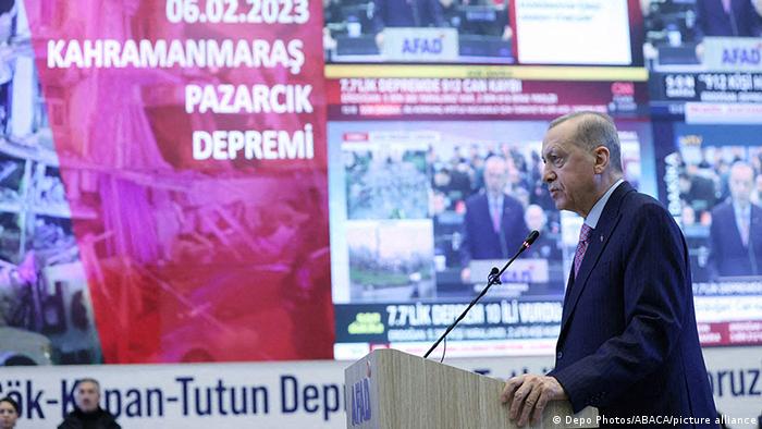 الرئيس أردوغان يتابع وقائع الزلزال من مركز التنسيق بشأن الطوارئ والكوارث في أنقرة (6/2/2023)