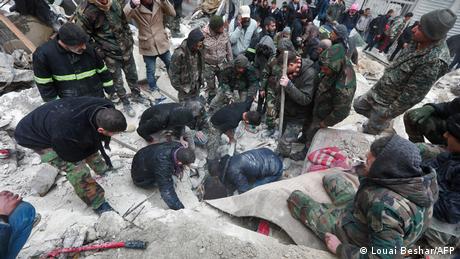 فرق الإنقاذ السورية تبحث عن ضحايا وناجين تحت أنقاض مبنى منهار في مدينة حلب إثر زلزال قاتل في 6 فبراير 2023.