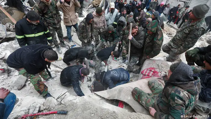 البحث عن مفقودين في حلب تحت أنقاض منازل هدمها الزلزال (6/2/2023)