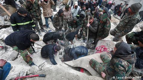 Людей дістають з-під завалів після землетрусу в Алеппо в Сирії, 6 лютого 2022 року