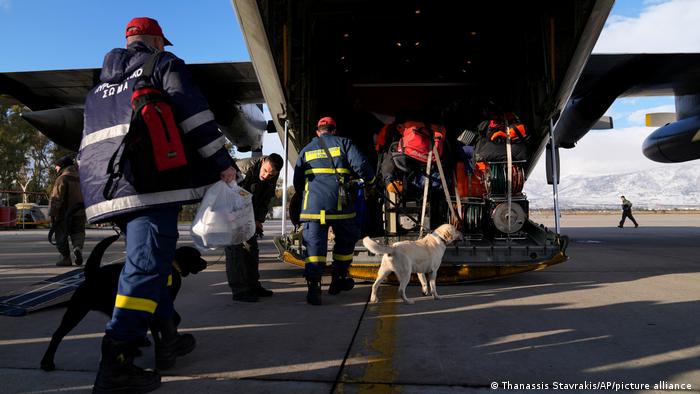 فريق إنقاذ يوناني مع كلابهم يستقلون طائرة عسكرية في قاعدة بغرب أثينا متجهين إلى مناطق الزلزال.