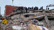 KAHRAMANMARAS’TA MEYDANA GELEN 7.7 VE 7.6 BUYUKLUGUNDEKI DEPREMDE ELBISTAN’DA COK SAYIDA BINA YIKILDI. (FOTO: FURKAN KAVUKLU, KAHRAMANMARAS, DHA)
Die Türkei ist von einem Erdbeben mit einem Stärke von 7,7 erschüttert worden. Das Epizentrum lag in der Provinz Kahramanmaras.
Copyright: DHA