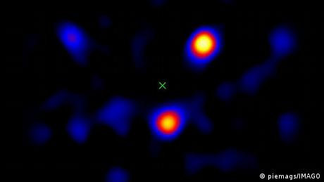 Esta imagen muestra la luz de tres planetas que orbitan alrededor de una estrella situada a 133 años luz. La estrella de los planetas, llamada HR8799, se encuentra en el punto marcado con una X.