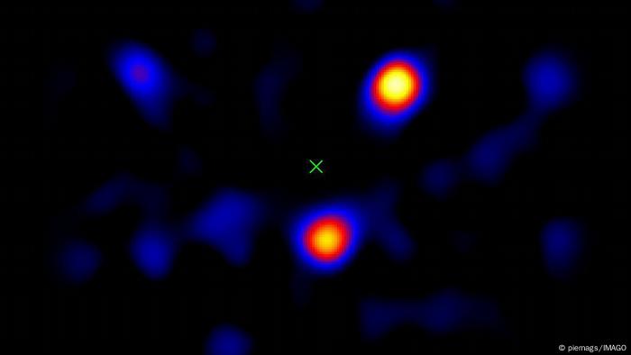 Esta imagen muestra la luz de tres planetas que orbitan alrededor de una estrella situada a 133 años luz. La estrella de los planetas, llamada HR8799, se encuentra en el punto marcado con una X.