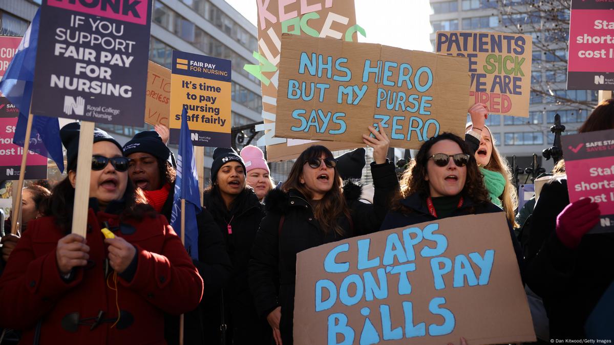 UK health workers stage 'biggest NHS strike' in history – DW – 02