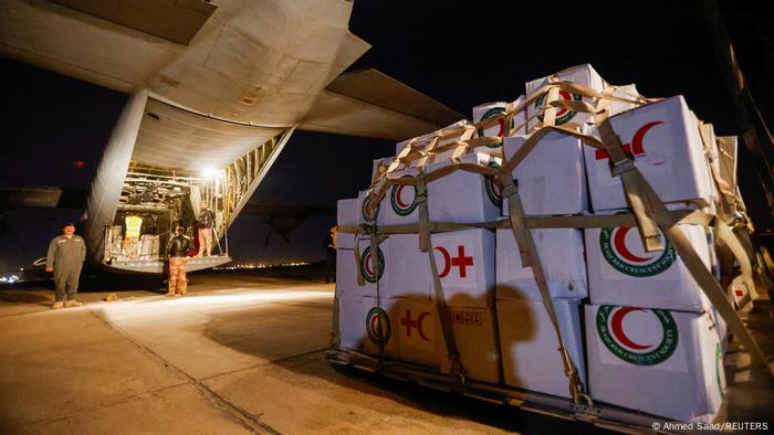 Von einem Militärflughafen bei Bagdad startet ein Flugzeug mit Hilfsgütern in Richtung Syrien.