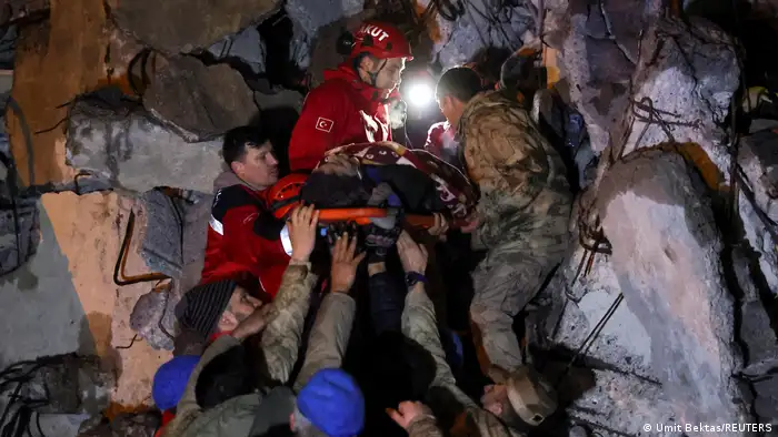 土耳其地震后人民从倒塌医院中获救
