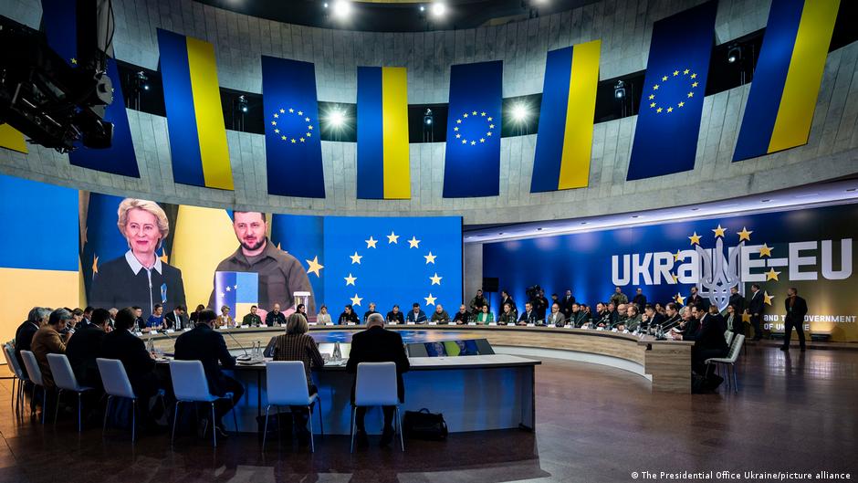 Plava i žuta boja Evropske unije i Ukrajine dominirale su na sastanku u Kijevu 2. februara