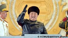 Dieses von der staatlichen nordkoreanischen Nachrichtenagentur KCNA am 15.01.2021 zur Verfügung gestellte Foto zeigt Kim Jong Un (M), Machthaber von Nordkorea, während einer Militärparade. ACHTUNG: Das Foto wurde von der staatlichen nordkoreanischen Nachrichtenagentur KCNA zur Verfügung gestellt. Sein Inhalt kann nicht eindeutig verifiziert werden. +++ dpa-Bildfunk +++