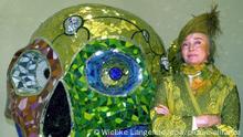 17.11.2000 Neben ihrer vor zwölf Jahren entstandenen Skulptur Skull, Meditation Room, einem begehbaren Totenkopf, steht die französische Künstlerin Niki de Saint Phalle am 17.11.2000 im Sprengel-Museum in Hannover. Niki de Saint Phalle ist im Alter von 71 Jahren nach langer schwerer Krankheit in San Diego in den USA gestorben. Das teilte am 22.5.2002 die Stadt Hannover mit, wo Werke der Künstlerin im öffentlichen Raum zu sehen sind. Nach Angaben ihrer Familie starb Niki de Saint Phalle am 21.5. Die in Paris geborene Künstlerin wurde vor allem durch ihre überdimensionalen bunten Nana-Figuren bekannt.