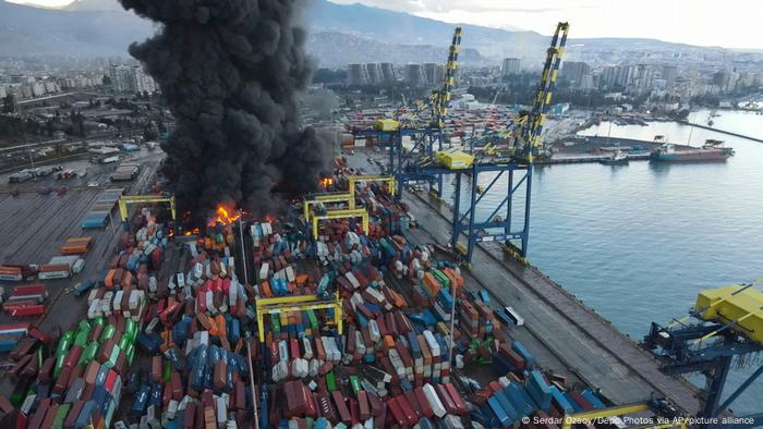 Brennende Container im Hafen von Iskenderun