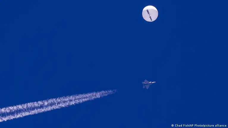 Farolillos voladores desde el cielo de Burgos por los refugiados de la  guerra del Congo