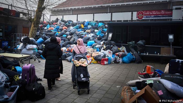 Materialspenden für die Betroffenen in der Türkei liegen vor einem Kulturzentrum in Den Haag