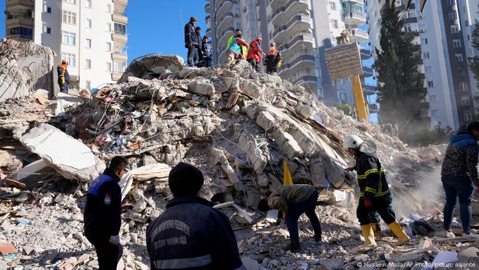 Foto de los escombros de un edificio que colapsó en el sur de Turquía. 