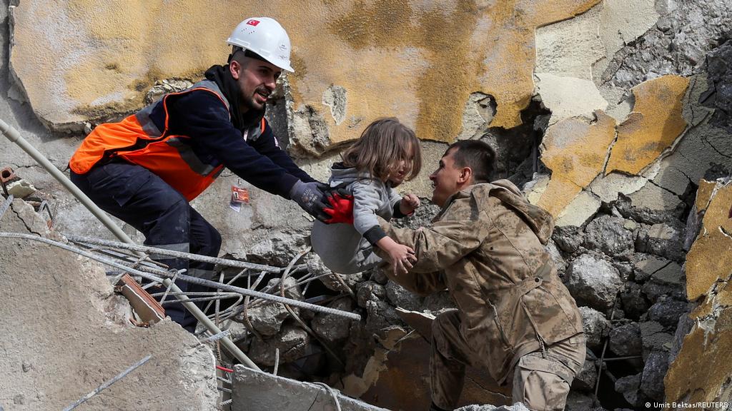 شاب سوري يوثق جهود رجال الإنقاذ