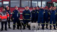 Griechische Feuerwehrleute mit Hunden warten darauf, in ein Militärflugzeug auf dem Luftwaffenstützpunkt Elefsina im Westen von Athen zu steigen. Sie sind auf dem Weg, um bei den Rettungsmaßnahmen im Erdbebengebiet zu helfen. In der Türkei und in Syrien sind infolge der starken Erdbeben mindestens 2300 Menschen getötet worden. +++ dpa-Bildfunk +++