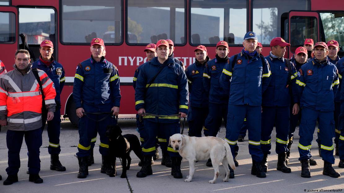 Trupa greke shpëtimi duke vajtur për ndihmë pas tërmetit në Turqi