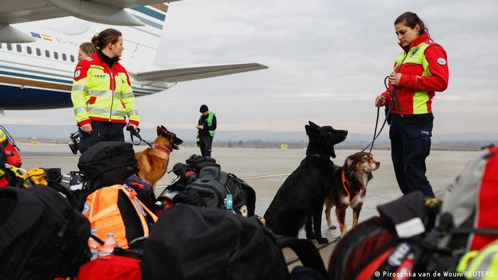 Equipo alemán de Búsqueda y Rescate Internacional (ISAR) con perros llegan a la ciudad de Gaziantep, Turquía este 7 de febrero