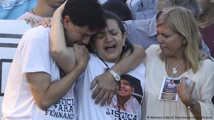 Los padres de Fernando en una protesta en frente del Congreso en Buenos Aires, donde miles se reunieron para pedir justicia por el asesinato del joven de 18 años (19.02.2020)