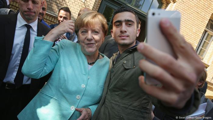Angela Merkel posiert im September 2015 mit Flüchtling Anas Modamani für ein Selfie (Foto: Sean Gallup/Getty Images)