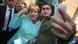Angela Merkel se saca una selfi con el refugiado sirio Anas Modamani.