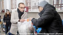 Freiwillige Helfer in Berlin an einer Sammelstelle für die Erdbebenopfer