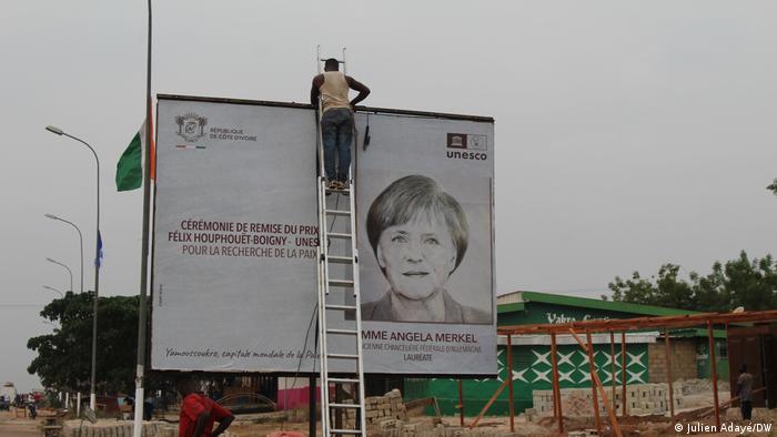 El retrato de la excanciller Merkel en un gigantesco afiche en Yamusukro, la capital de Costa de Marfil.