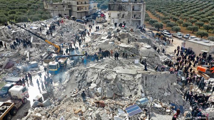 Menschen suchen in der syrischen Stadt Harim nach Überlebenden der Erdbeben