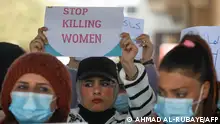 05/02/2023 Iraqi women's rights activists lift placards during a rally near the Supreme Judicial Council in Baghdad on February 5, 2023, to protest the killing of Iraqi youtuber Tiba al-Ali by her father in Diwaniyah. - Al-Ali's death on January 31, has sparked outrage in Iraq, where so-called honour killings continue to take place in the conservative country. (Photo by AHMAD AL-RUBAYE / AFP)