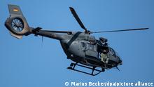 Ein Hubschrauber der Bundeswehr (H145M), der normalerweise zum Absetzen von Spezialkräften genutzt wird, fliegt über dem Ortsteil Blessem. +++ dpa-Bildfunk +++