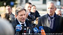 Robert Habeck (l, Bündnis 90/Die Grünen), Bundesminister für Wirtschaft und Klimaschutz, und Bruno Le Maire, französischer Minister für Wirtschaft, Finanzen und Aufschwung, äußern sich vor ihren Gesprächen im Eisenhower Executive Office Building auf dem Gelände des Weißen Hauses. Der Bundesminister für Wirtschaft und Klimaschutz, Habeck, ist zu einem zweitägigen Besuch in den Vereinigten Staaten von Amerika (USA).