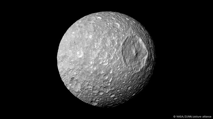 Ilustración de Mimas, la luna de Saturno.