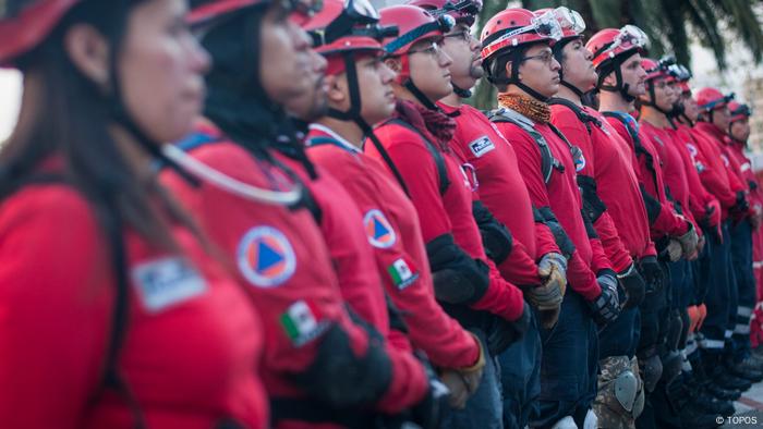 Un grupo de rescatistas de la Brigada de Rescate Topos Tlaltelolco, de México.