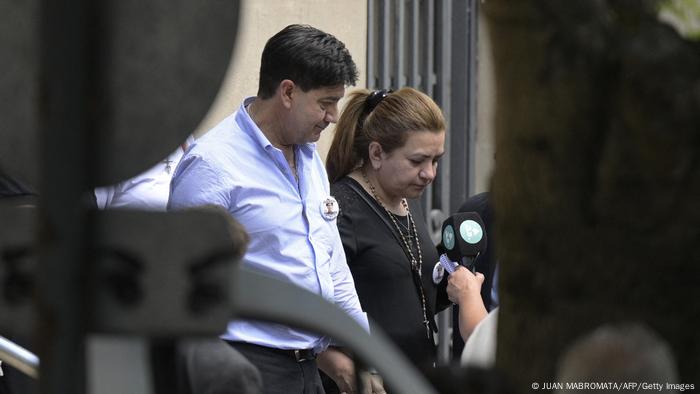 Los padres de Fernando Báez Sosa dejan el Tribunal de Dolores, tras la sentencia.