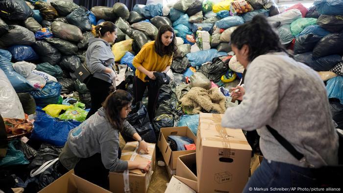 Freiwillige Helfer sortieren und verpacken Hilfsgüter in einem überfüllten Raum in einer Sammelstelle der Türkischen Gemeinde in Berlin