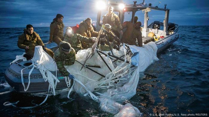 美国海军公布最新影像，可以看到海军爆炸物处理单位乘小艇打捞中国气球的残骸。