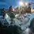美國海軍公佈最新影像，可以看到海軍爆炸物處理單位乘小艇打撈中國氣球的殘骸。