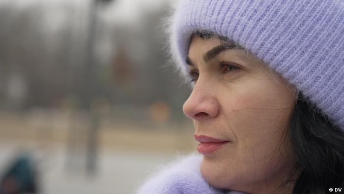 Portrait von Olha, die den Einschlag einer russischen Rakete in ihr Wohnhaus überlebt hat