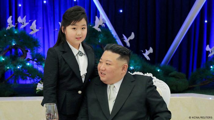 朝中社2月8日发布的金正恩与女儿金朱爱7日出席宴会的照片