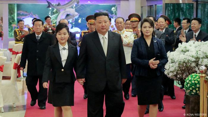 金正恩2月7日携妻女出席与军方将领的宴会