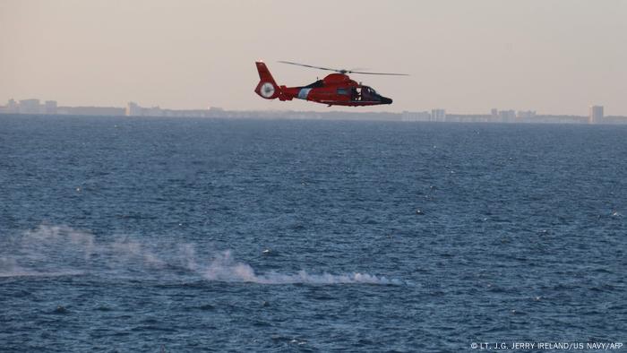美國海岸防衛隊的直升機4日飛過高空氣球殘骸上空。