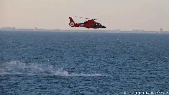 美國海岸防衛隊的直升機4日飛過高空氣球殘骸上空。
