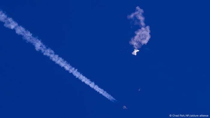 Der chinesische Ballon wird von einem Kampfflugzeug abgeschossen