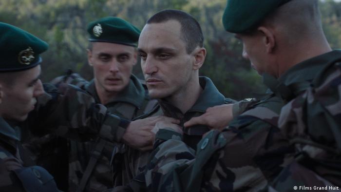 In einer Szene des Films Disco Boy entkleiden Soldaten einen Kameraden.