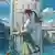 In einer Szene des Animationsfilms "Suzume" hält die weibliche Hauptfigur einen Kinderstuhl in beiden Händen und steht vor einer Tür, die von Wasser umgeben ist.